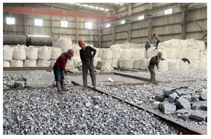Workers manually crush silicon in Jingang Circular Economy Industrial Park, Ili Prefecture, Xinjiang. Source: Kokodala News via Weixin, as cited in the report, In Broad Daylight: Uyghur Forced Labour and Global Solar Supply Chains